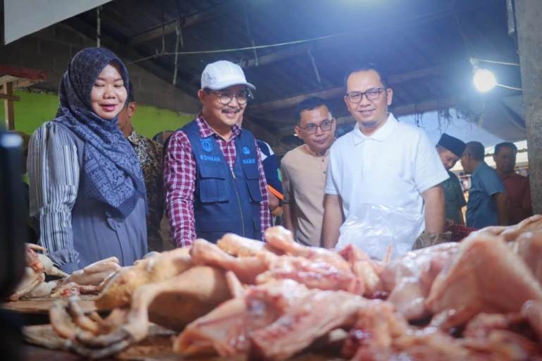 Wakil Bupati (Wabup) Kabupaten Musi Banyuasin (Muba), Abdur Rohman Husen, saat melakukan inspeksi mendadak (sidak) di Pasar Randik, hari Minggu, tanggal 1 Maret 2026. (MUSINEWS.ID/HAIRUDIN)