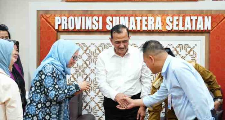 Edward Candra, memimpin langsung rapat perencanaan kegiatan tersebut yang digelar di Ruang Tamu Sekda Sumsel, Senin (30/3/2026).