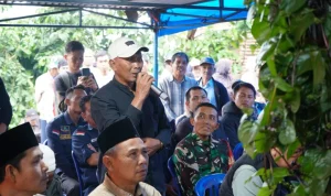Warga Talang Banan, Kelurahan Burung Dinang, Kecamatan Dempo Utara, Kota Pagar Alam, menggelar tasyakuran sebagai bentuk rasa syukur setelah jalan penghubung di kawasan tersebut akhirnya diperbaiki dan diaspal oleh pemerintah daerah. (MUSINEWS.ID/HAIRUDIN)