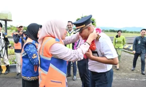 Pemerintah Kota Pagar Alam memberikan kalungan bunga kepada Pilot yang melakukan pendaratan perdana pesawat ATR 72-600 milik Citilink di Bandara Atung Bungsu, pada hari Selasa, tanggal 17 Maret 2026. (MUSINEWS.ID/HAIRUDIN)