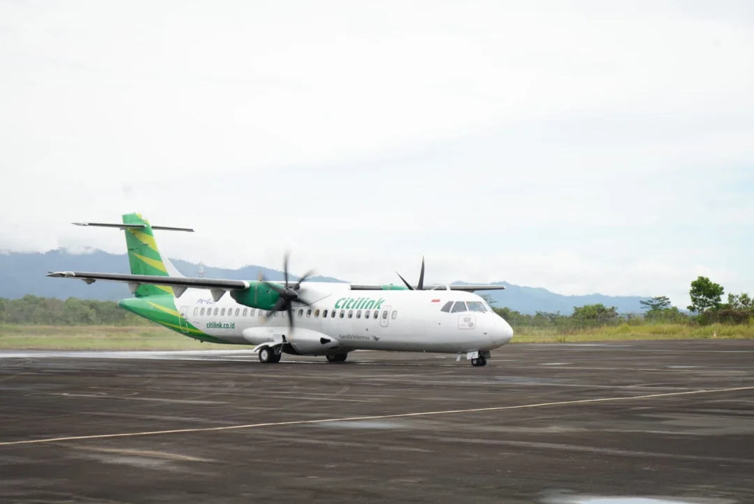 pesawat ATR 72-600 milik Citilink mendarat di Bandara Atung Bungsu, pada hari Selasa, tanggal 17 Maret 2026. (MUSINEWS.ID/HAIRUDIN)