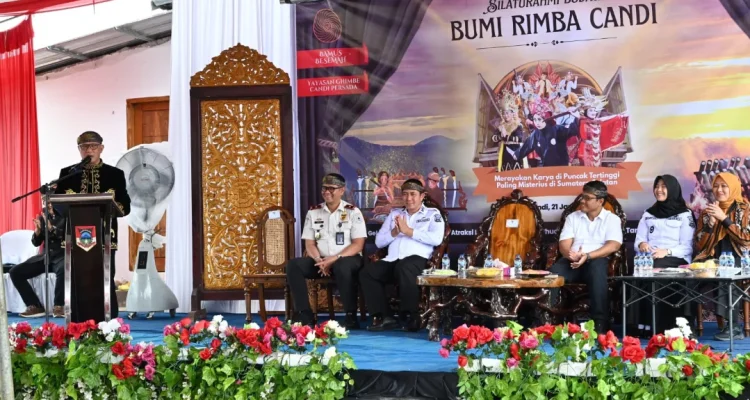 Wali Kota Pagar Alam Ludi Oliansyah bersama Wakil Wali Kota Hj. Bertha menghadiri kegiatan Silaturahmi Budaya Bumi Rimba Candi yang digelar di Kelurahan Candi Jaya, Kecamatan Dempo Tengah, Kota Pagar Alam, Rabu (21/01/2026).