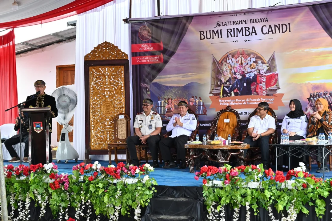 Wali Kota Pagar Alam Ludi Oliansyah bersama Wakil Wali Kota Hj. Bertha menghadiri kegiatan Silaturahmi Budaya Bumi Rimba Candi yang digelar di Kelurahan Candi Jaya, Kecamatan Dempo Tengah, Kota Pagar Alam, Rabu (21/01/2026).