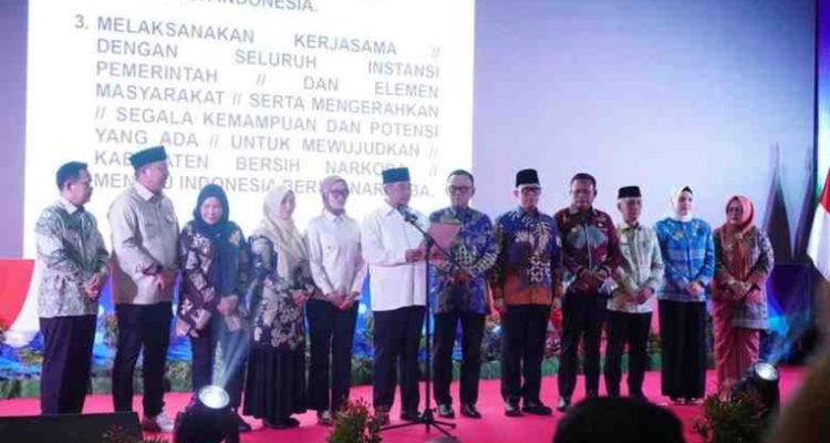 Hj Bertha menghadiri kegiatan Deklarasi Indonesia Bersinar (Bersih dari Narkoba) yang diselenggarakan oleh Badan Narkotika Nasional (BNN) Republik Indonesia bersama Pemerintah Kabupaten Lahat, di Gedung Olahraga Bukit Tunjuk, Kota Lahat, Kamis (22/01/2026).