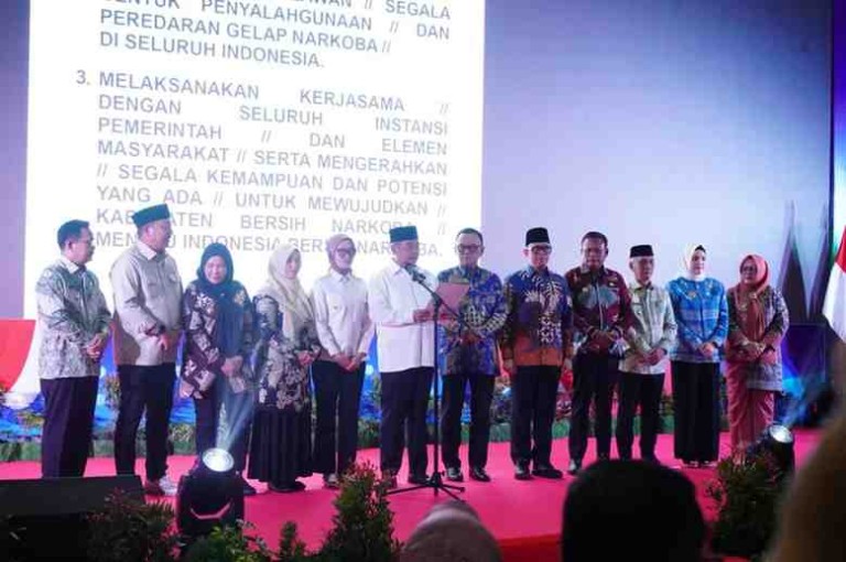 Hj Bertha menghadiri kegiatan Deklarasi Indonesia Bersinar (Bersih dari Narkoba) yang diselenggarakan oleh Badan Narkotika Nasional (BNN) Republik Indonesia bersama Pemerintah Kabupaten Lahat, di Gedung Olahraga Bukit Tunjuk, Kota Lahat, Kamis (22/01/2026).