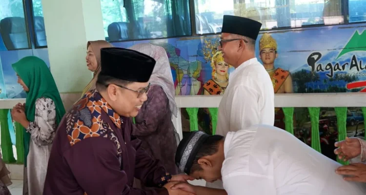 Sekretaris Daerah (Sekda) Kota Pagar Alam, Provinsi Sumatra Selatan (Sumsel), Zaily Oktosab Fitri Abidin, membuka rumah dinasnya untuk masyarakat, dalam rangka perayaan Idul Fitri 1447 Hijriah. (MUSINEWS.ID/HAIRUDIN)