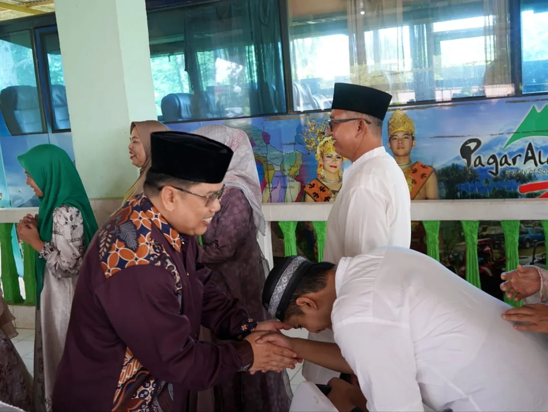Sekretaris Daerah (Sekda) Kota Pagar Alam, Provinsi Sumatra Selatan (Sumsel), Zaily Oktosab Fitri Abidin, membuka rumah dinasnya untuk masyarakat, dalam rangka perayaan Idul Fitri 1447 Hijriah. (MUSINEWS.ID/HAIRUDIN)