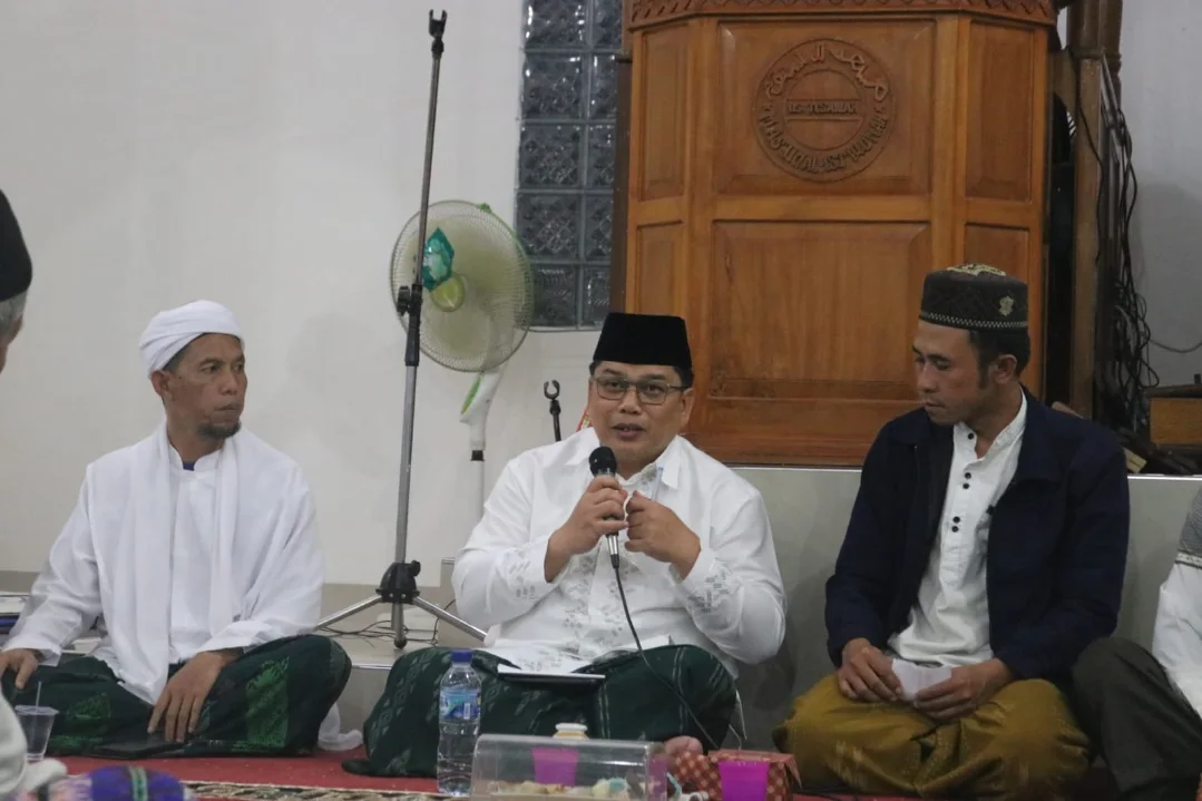 Sekretaris Daerah (Sekda) Kota Pagar Alam, Zaily Oktosab Fitri Abidin, mengunjungi Masjid Al-Istiqomah di Dusun Talang Sawah, Kelurahan Bangun Rejo, hari Senin malam, tanggal 2 Maret 2026. (MUSINEWS.ID/HAIRUDIN)