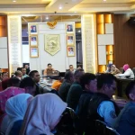 Sekretaris Daerah (Sekda) Kota Pagar Alam, Zaily Oktosab Fitri Abidin, memimpin rapat penyusunan laporan evaluasi kinerja kepala daerah, yang berlangsung di Ruang Rapat Besemah I Sekretariat Daerah Kota (Setdako) Pagar Alam, hari Jum'at, tanggal 23 Januari 2026.