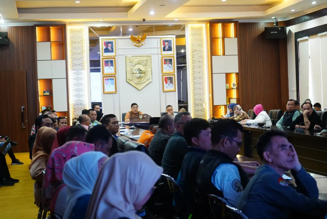 Sekretaris Daerah (Sekda) Kota Pagar Alam, Zaily Oktosab Fitri Abidin, memimpin rapat penyusunan laporan evaluasi kinerja kepala daerah, yang berlangsung di Ruang Rapat Besemah I Sekretariat Daerah Kota (Setdako) Pagar Alam, hari Jum'at, tanggal 23 Januari 2026.