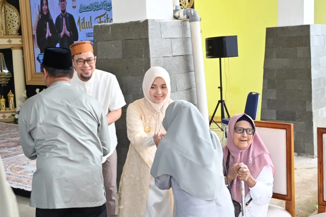 Wakil Wali Kota (Wawako) Pagar Alam, Hj. Bertha, menggelar kegiatan open house di rumah dinasnya, usai melaksanakan Salat Idul Fitri 1447 Hijriah, pada hari Sabtu, tanggal 21 Maret 2026. (MUSINEWS.ID/HAIRUDIN)