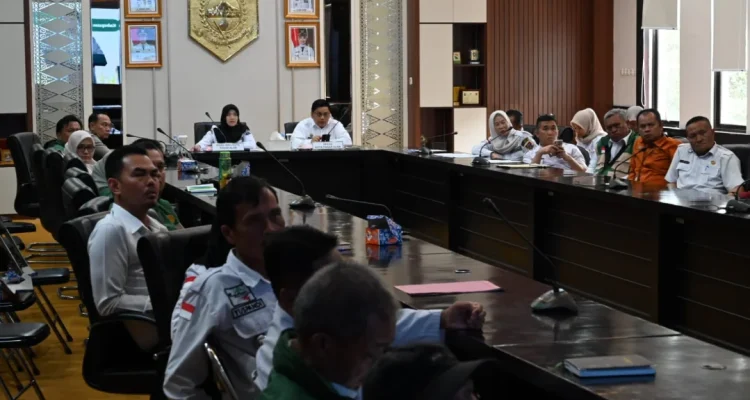 Wakil Wali Kota (Wawako) Pagar Alam, Hj. Bertha, didampingi Sekretaris Daerah (Sekda), Zaily Oktosab Fitri Abidin, mengikuti acara panen raya dan pengumuman swasembada pangan bersama Presiden Republik Indonesia, Prabowo Subianto. (MUSINEWS.ID/HAIRUDIN)