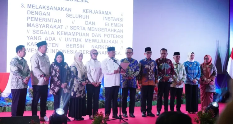 Wakil Wali Kota (Wawako) Pagar Alam, Hj. Bertha, menghadiri deklarasi Indonesia Bersinar (Bersih dari Narkoba) yang digelar oleh Badan Narkotika Nasional (BNN) Republik Indonesia (RI) bersama Pemerintah Kabupaten (Pemkab) Lahat. (MUSINEWS.ID/HAIRUDIN)