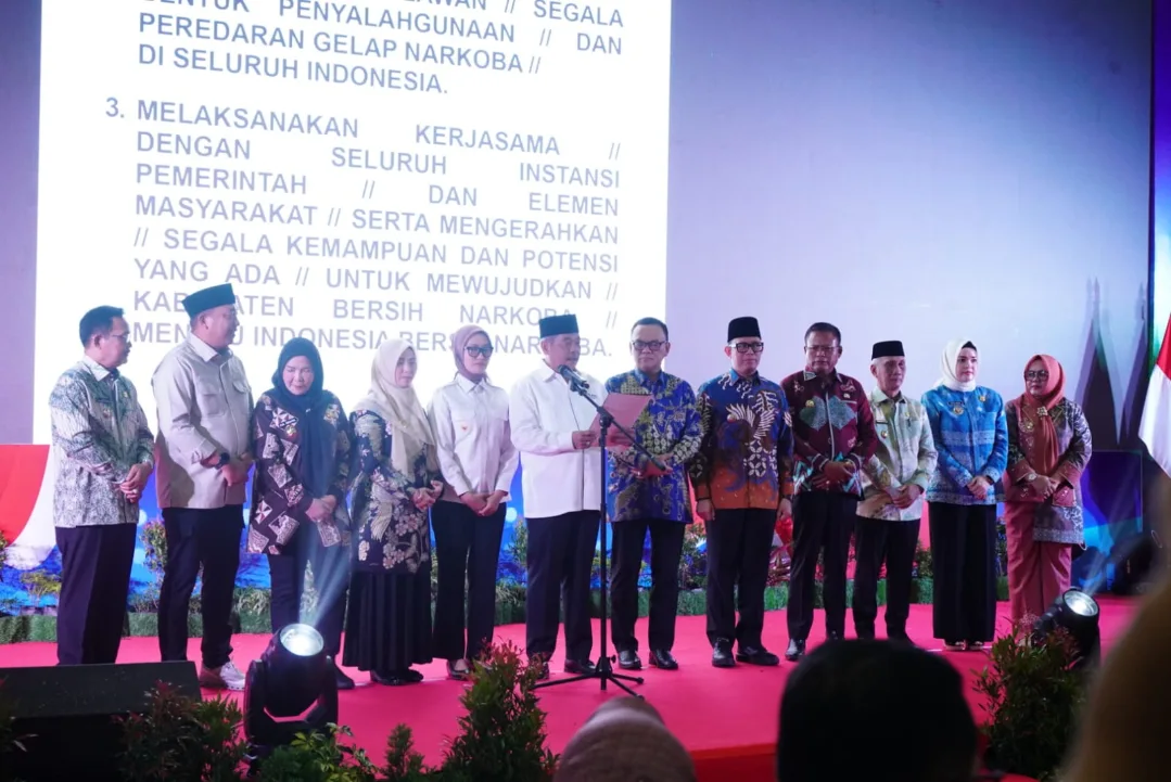 Wakil Wali Kota (Wawako) Pagar Alam, Hj. Bertha, menghadiri deklarasi Indonesia Bersinar (Bersih dari Narkoba) yang digelar oleh Badan Narkotika Nasional (BNN) Republik Indonesia (RI) bersama Pemerintah Kabupaten (Pemkab) Lahat. (MUSINEWS.ID/HAIRUDIN)