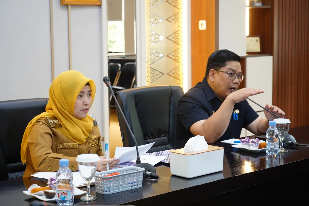 Wakil Wali Kota Pagar Alam, Hj. Bertha, didampingi Sekretaris Daerah (Sekda), Zaily Oktosab, memimpin rapat pembahasan dan penyelarasan data dukung Laporan Kinerja Instansi Pemerintah (LKjIP) Tahun 2025–2026 di Ruang Rapat Besemah Satu, hari Selasa, tanggal 6 Januari 2026. (MUSINEWS.ID/HAIRUDIN)