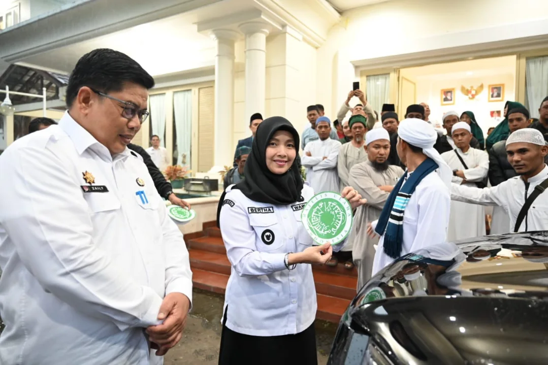 Wakil Wali Kota (Wawako) Pagar Alam, Hj. Bertha, secara resmi melepas tim relawan Majelis Ulama Indonesia (MUI) Kota Pagar Alam untuk peduli bencana alam di Provinsi Sumatra Barat (Sumbar), pada hari Rabu sore, tanggal 7 Januari 2026, di Rumah Dinas Wali Kota Pagar Alam. (MUSINEWS.ID/HAIRUDIN)