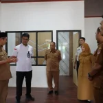 Wali Kota Pagar Alam, Ludi Oliansyah, bersama Wakil Wali Kota (Wawako) Pagar Alam, Hj. Bertha, meninjau lokasi rencana UKK di Jalan Kolonel Noerdin Pandji, belakang PU Kota Pagar Alam. (MUSINEWS.ID/HAIRUDIN)
