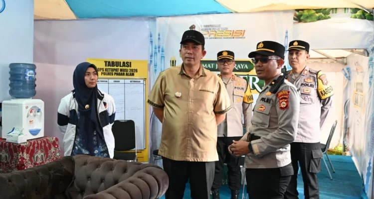 Wali Kota Pagar Alam, Ludi Oliansyah, bersama Wakil Wali Kota Pagar Alam, Hj. Bertha. melakukan peninjauan langsung ke sejumlah Pos Pengamanan (Pospam) dan Pos Pelayanan (Posyan) dalam rangka Operasi Ketupat Musi tahun 2026, pada hari Kamis sore, tanggal 19 Maret 2026. (MUSINEWS.ID/HAIRUDIN)
