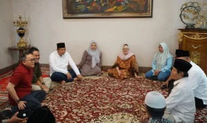 Wali Kota Pagar Alam Ludi Oliansyah, didampingi Ketua TP PKK Hera Parianti Ludi, bertakziah di