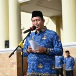 Wali Kota Pagar Alam, Ludi Oliansyah, memimpin upacara gabungan yang diikuti Forkopimda, TNI, Polri, serta seluruh Aparatur Sipil Negara (ASN) di lingkungan Pemerintah Kota (Pemkot) Pagar Alam, di halaman Kantor Wali Kota, pada hari Senin, tanggal 19 Januari 2026. (MUSINEWS.ID/HAIRUDIN)