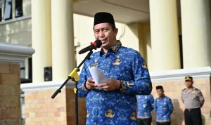 Wali Kota Pagar Alam, Ludi Oliansyah, memimpin upacara gabungan yang diikuti Forkopimda, TNI, Polri, serta seluruh Aparatur Sipil Negara (ASN) di lingkungan Pemerintah Kota (Pemkot) Pagar Alam, di halaman Kantor Wali Kota, pada hari Senin, tanggal 19 Januari 2026. (MUSINEWS.ID/HAIRUDIN)