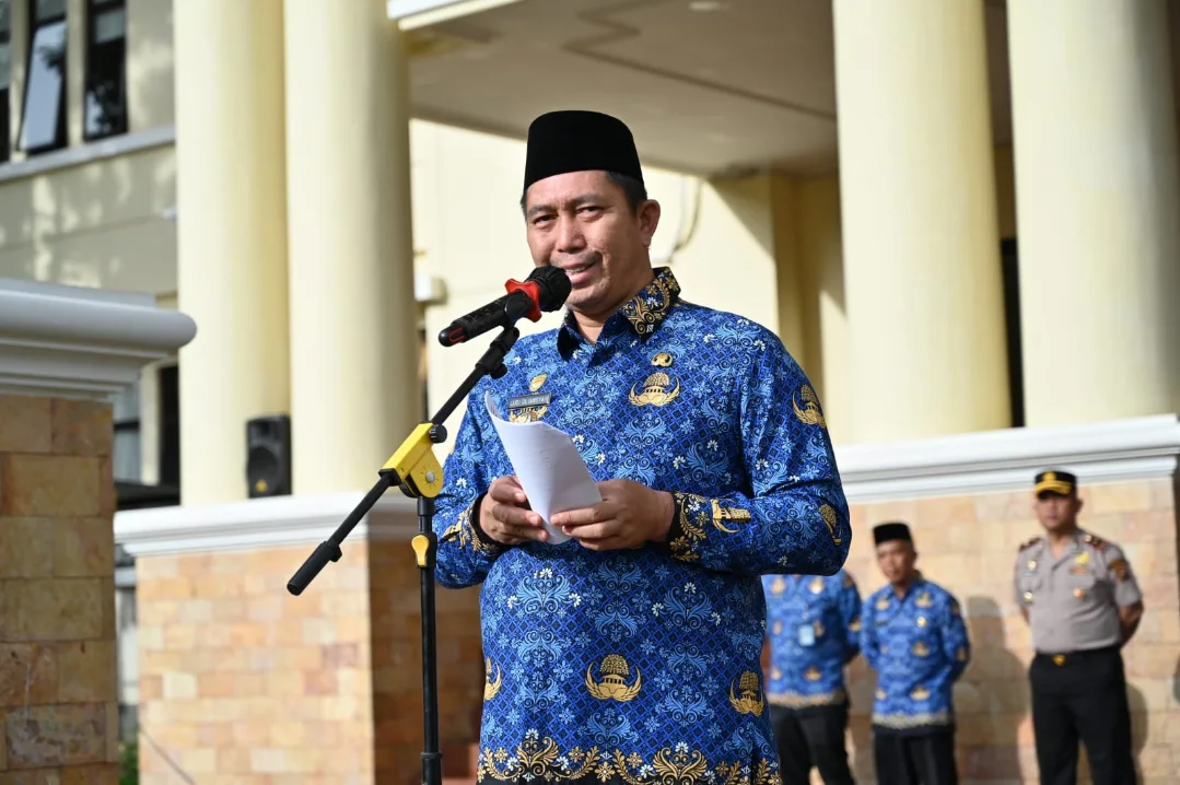Wali Kota Pagar Alam, Ludi Oliansyah, memimpin upacara gabungan yang diikuti Forkopimda, TNI, Polri, serta seluruh Aparatur Sipil Negara (ASN) di lingkungan Pemerintah Kota (Pemkot) Pagar Alam, di halaman Kantor Wali Kota, pada hari Senin, tanggal 19 Januari 2026. (MUSINEWS.ID/HAIRUDIN)