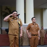 Sekretaris Daerah (Sekda) Kota Pagar Alam, Zaily Oktosab Fitri Abidin, memimpin apel awal bulan yang diikuti oleh seluruh aparatur sipil negara (ASN) di lingkungan pemerintah kota Pagar Alam, hari Senin, tanggal 2 Februari 2026. (MUSINEWS.ID/HAIRUDIN)