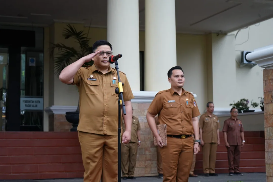 Sekretaris Daerah (Sekda) Kota Pagar Alam, Zaily Oktosab Fitri Abidin, memimpin apel awal bulan yang diikuti oleh seluruh aparatur sipil negara (ASN) di lingkungan pemerintah kota Pagar Alam, hari Senin, tanggal 2 Februari 2026. (MUSINEWS.ID/HAIRUDIN)