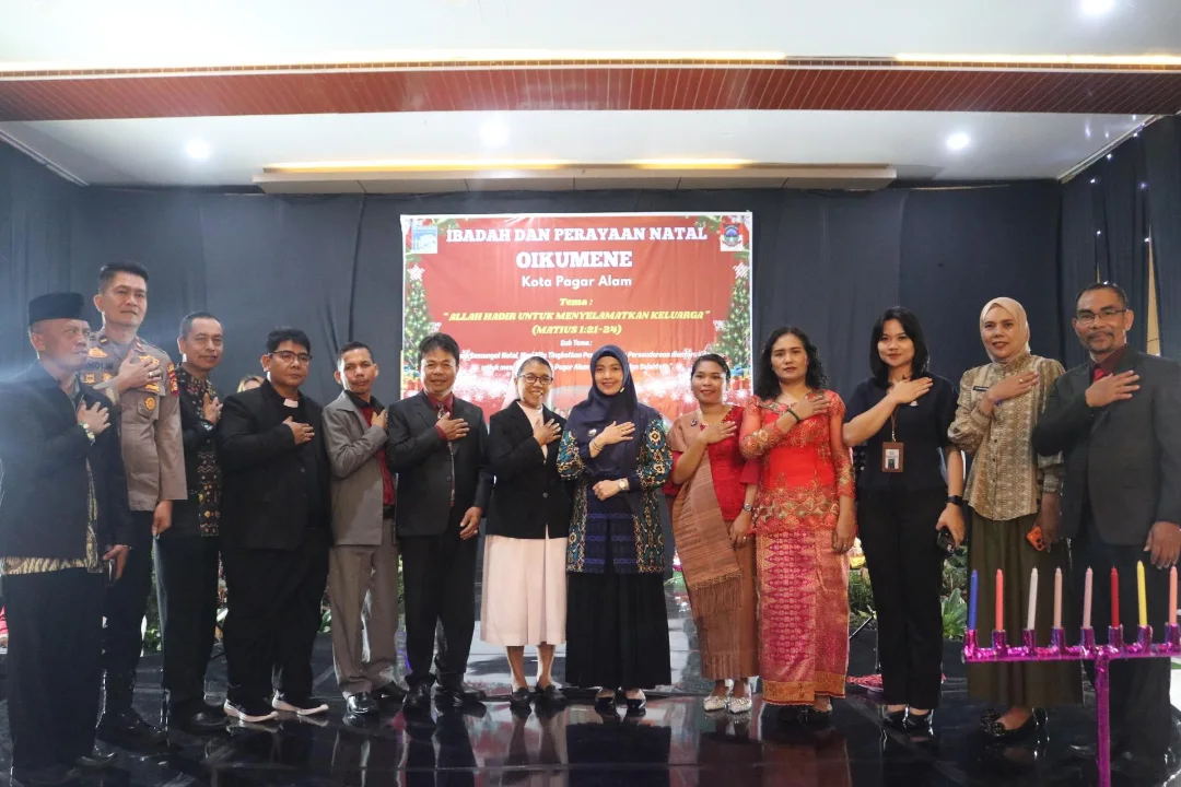 Wakil Wali Kota (Wawako) Pagar Alam, Hj. Bertha, menghadiri perayaan Natal OIKUMENE umat Kristiani se-Kota Pagar Alam, sekaligus syukuran menyambut Tahun Baru 2026, di Gedung Balai Kota Pagar Alam, hari Jum'at sore, tanggal 9 Januari 2026. (MUSINEWS.ID/HAIRUDIN)