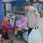 Hj Eva Susanti, menggelar kegiatan berbagi takjil kepada masyarakat di Kota Palembang, Jumat (13/3/2026).