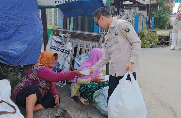 Hj Eva Susanti, menggelar kegiatan berbagi takjil kepada masyarakat di Kota Palembang, Jumat (13/3/2026).