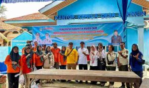 Pemerintah Kabupaten Muara Enim melalui Dinas Perindustrian dan Perdagangan Kabupaten Muara Enim menggelar program tebus murah sembako bagi masyarakat di Desa Beringin, Rabu (11/3).