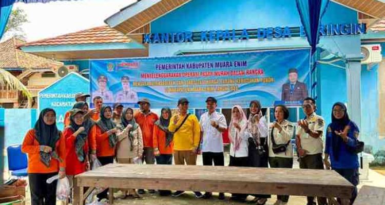Pemerintah Kabupaten Muara Enim melalui Dinas Perindustrian dan Perdagangan Kabupaten Muara Enim menggelar program tebus murah sembako bagi masyarakat di Desa Beringin, Rabu (11/3).