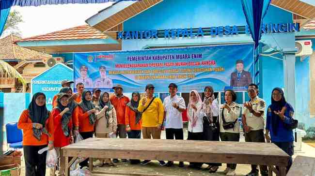Pemerintah Kabupaten Muara Enim melalui Dinas Perindustrian dan Perdagangan Kabupaten Muara Enim menggelar program tebus murah sembako bagi masyarakat di Desa Beringin, Rabu (11/3).