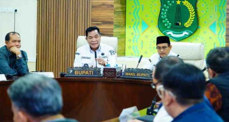 Rapat terkait dengan Penanggulangan Kegiatan Ilegal Drilling di Areal HGU PT. Hindoli, Rabu (11/3/2025) di Ruang Rapat Serasan Sekate.