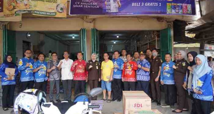 Pemerintah Kabupaten Ogan Komering Ilir (OKI) melalui Tim Pengendalian Inflasi Daerah (TPID) bersama instansi terkait melakukan inspeksi mendadak (sidak) ke sejumlah agen sembako di Pasar Kayuagung, Kamis (12/3/2026).