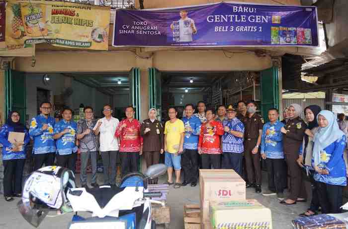 Pemerintah Kabupaten Ogan Komering Ilir (OKI) melalui Tim Pengendalian Inflasi Daerah (TPID) bersama instansi terkait melakukan inspeksi mendadak (sidak) ke sejumlah agen sembako di Pasar Kayuagung, Kamis (12/3/2026).