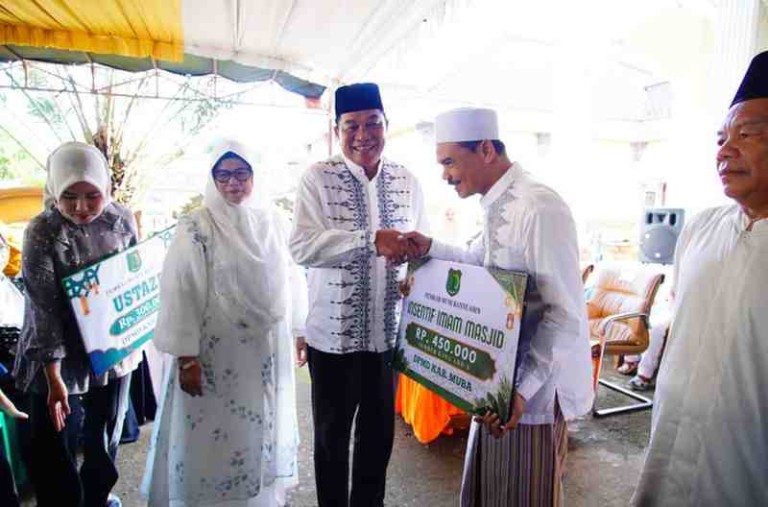 Suasana hangat dan penuh kebersamaan terasa di kediaman pribadi Bupati Musi Banyuasin H M Toha Tohet SH di Desa Sungai Angit, Kecamatan Babat Toman Kabupaten Musi Banyuasin Provinsi Sumatera Selatan, Sabtu (14/3/2026).