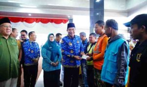 H. M. Toha Tohet, S.H membagikan tunjangan hari raya (THR) kepada Kaum Dhuafa, Tukang Ojek, Tukang Becak, Juru Parkir, Pemulung dan Tenaga Kebersihan dalam Wilayah Kecamatan Sekayu Kabupaten Musi Banyuasin Provinsi Sumatera Selatan. H. M. Toha Tohet, S.H membagikan tunjangan hari raya (THR) kepada Kaum Dhuafa, Tukang Ojek, Tukang Becak, Juru Parkir, Pemulung dan Tenaga Kebersihan dalam Wilayah Kecamatan Sekayu Kabupaten Musi Banyuasin Provinsi Sumatera Selatan.
