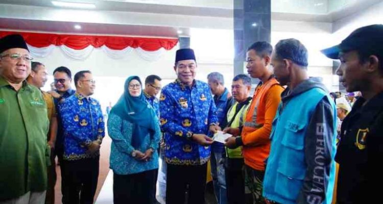 H. M. Toha Tohet, S.H membagikan tunjangan hari raya (THR) kepada Kaum Dhuafa, Tukang Ojek, Tukang Becak, Juru Parkir, Pemulung dan Tenaga Kebersihan dalam Wilayah Kecamatan Sekayu Kabupaten Musi Banyuasin Provinsi Sumatera Selatan.