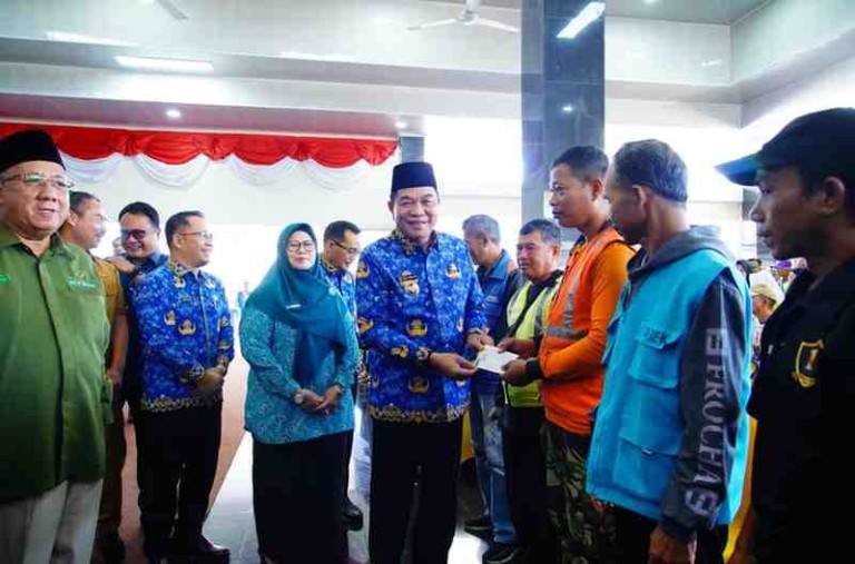 H. M. Toha Tohet, S.H membagikan tunjangan hari raya (THR) kepada Kaum Dhuafa, Tukang Ojek, Tukang Becak, Juru Parkir, Pemulung dan Tenaga Kebersihan dalam Wilayah Kecamatan Sekayu Kabupaten Musi Banyuasin Provinsi Sumatera Selatan.