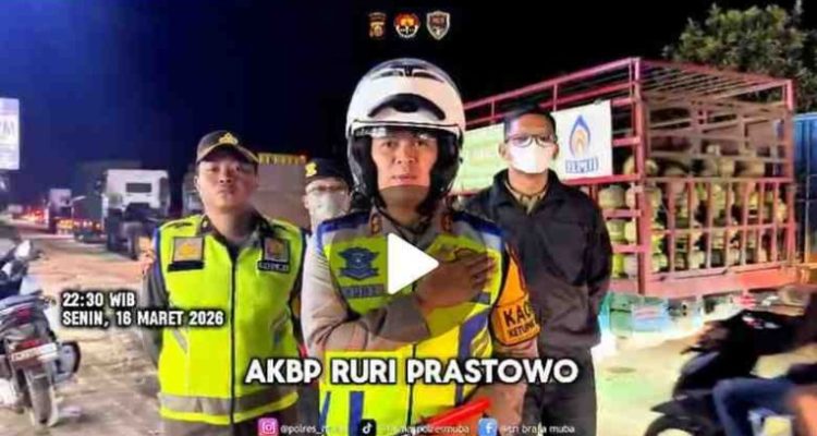 Kapolres Muba, AKBP Ruri Prastowo, bahkan turun langsung ke lapangan, untuk mengatur arus lalu lintas dan menertibkan kendaraan yang melawan arus.
