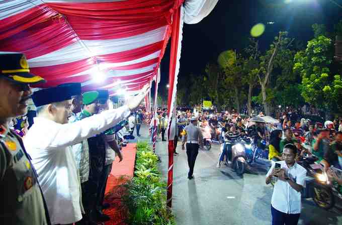 Ribuan warga tumpah ruah mengikuti pawai takbir keliling yang menjadi tradisi tahunan penuh makna spiritual dan kebersamaan.