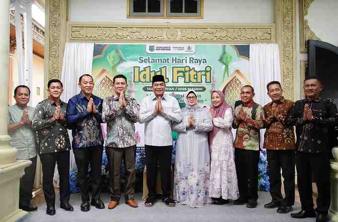 Bupati Muba H M Toha Tohet SH, menggelar open house di kediaman pribadinya di Desa Sungai Angit, Kecamatan Babat Toman, Senin (23/3/2026), sebagai ruang silaturahmi bersama masyarakat.