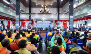 Bupati HM Toha Tohet SH bersama Wakil Bupati Abdur Rohman Husen, Lebaran tahun ini hadir sebagai wajah nyata Pemerintahan yang tidak hanya melayani, tetapi juga menyentuh dan merangkul seluruh lapisan masyarakat.