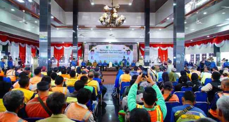 Bupati HM Toha Tohet SH bersama Wakil Bupati Abdur Rohman Husen, Lebaran tahun ini hadir sebagai wajah nyata Pemerintahan yang tidak hanya melayani, tetapi juga menyentuh dan merangkul seluruh lapisan masyarakat.