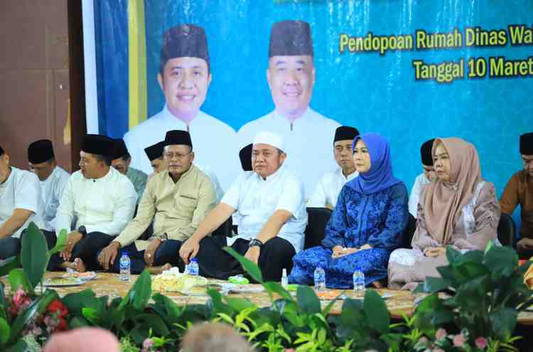 Dr. H. Herman Deru (HD) didampingi Ketua TP PKK Provinsi Sumsel Hj. Feby Deru menghadiri Safari Ramadhan 1447 Hijriah/2026 bersama Pemerintah dan masyarakat Kota Prabumulih. Bertempat di Pendopoan Rumah Dinas Wali Kota Prabumulih, Selasa (10/3).