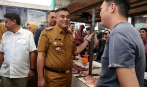 Sekretaris Daerah (Sekda) Kota Palembang, Aprizal Hasyim, berdialog dengan pedagang yang ada di Pasar Tradisional Lembang, hari Senin, tanggal 2 Maret 2026. (MUSINEWS.ID/HAIRUDIN)