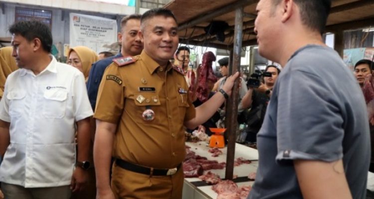 Sekretaris Daerah (Sekda) Kota Palembang, Aprizal Hasyim, berdialog dengan pedagang yang ada di Pasar Tradisional Lembang, hari Senin, tanggal 2 Maret 2026. (MUSINEWS.ID/HAIRUDIN)