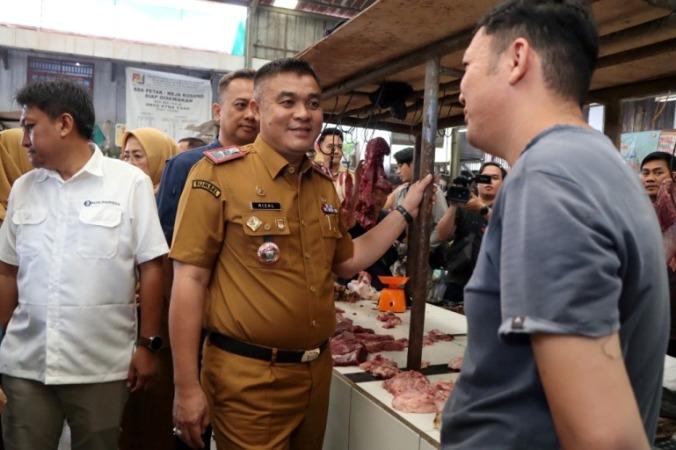 Sekretaris Daerah (Sekda) Kota Palembang, Aprizal Hasyim, berdialog dengan pedagang yang ada di Pasar Tradisional Lembang, hari Senin, tanggal 2 Maret 2026. (MUSINEWS.ID/HAIRUDIN)